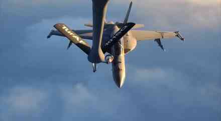 Türk Hava Kuvvetlerinden ABD'ye ait 4 adet F-18'e yakıt ikmali