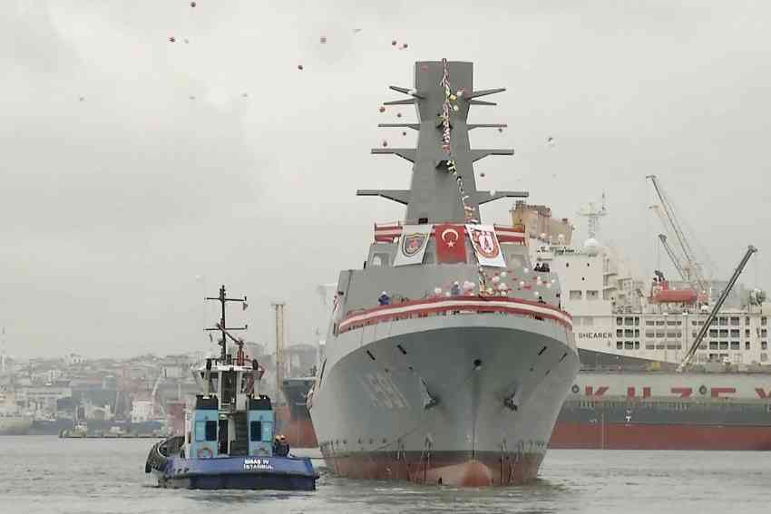 Türk donanması TCG Ufuk'u bekliyor