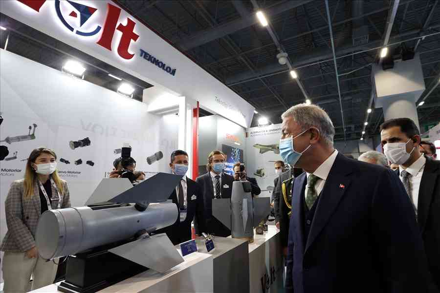 Bakan Akar, SAHA EXPO’da, Türk savunma sanayii ürünlerini inceledi