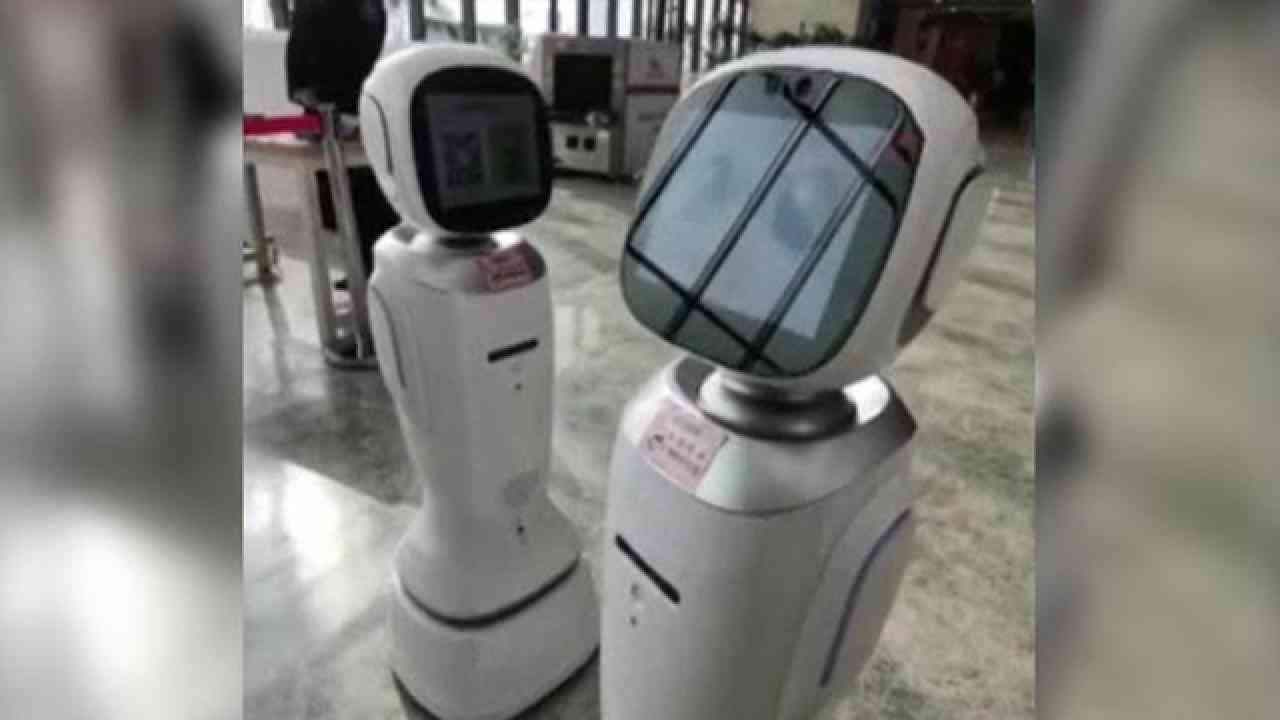 Çin'de "tartışan robotlar"...