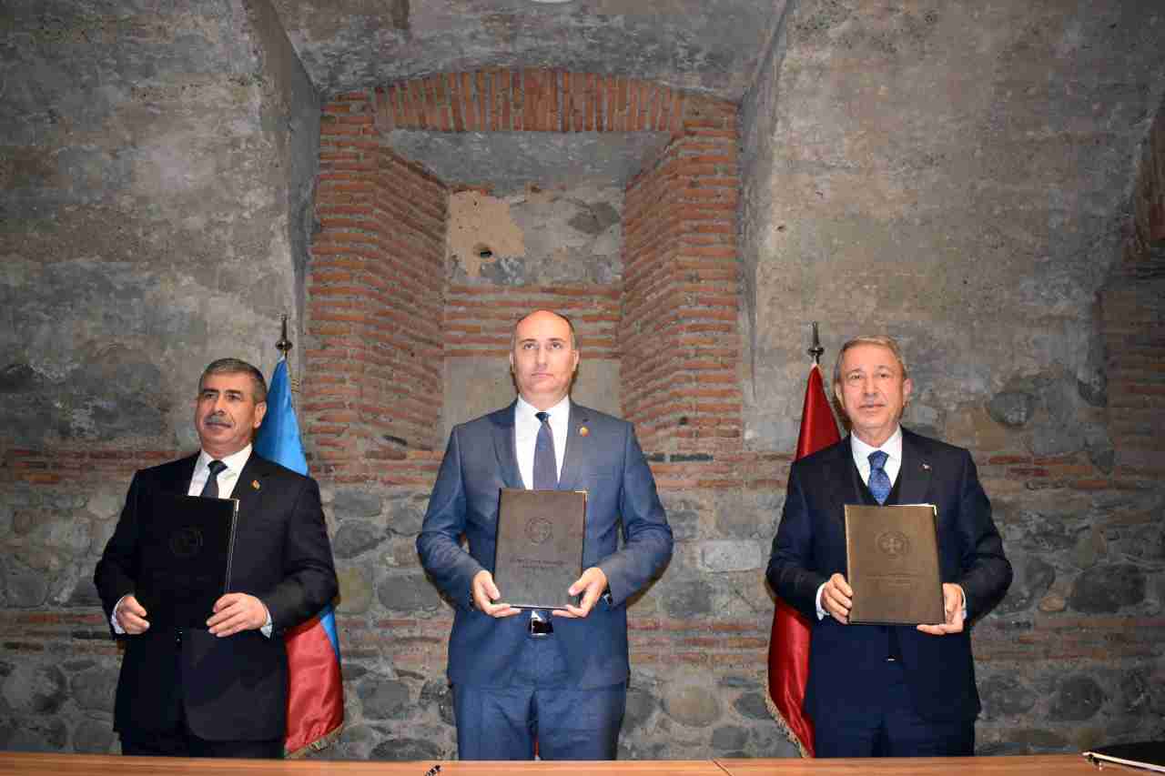 Türkiye-Azerbaycan-Gürcistan savunma bakanları arasında yakın temas