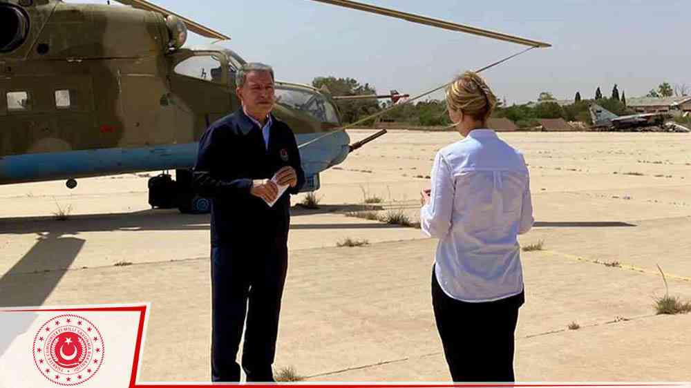Milli Savunma Bakanı, Rus helikopteri önünde BBC'ye röportaj verdi