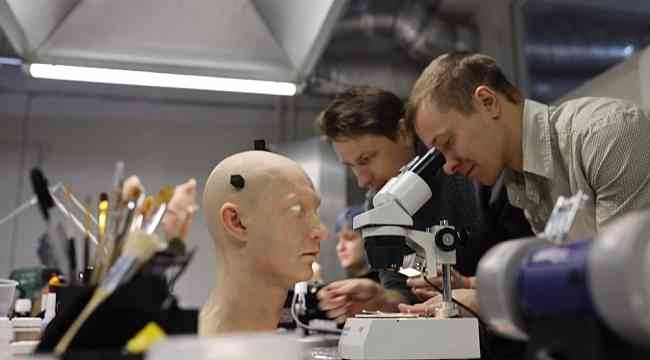 Rus şirket mimiklerine kadar insana benzeyen robotlar üretiyor