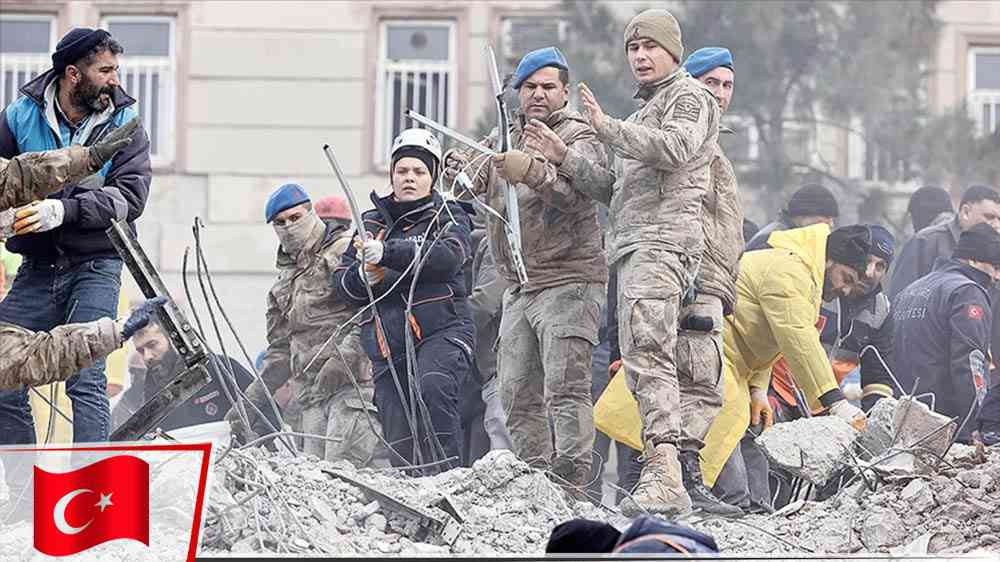 Mehmetçik deprem bölgesindeki vatandaşlara yardım elini uzatıyor